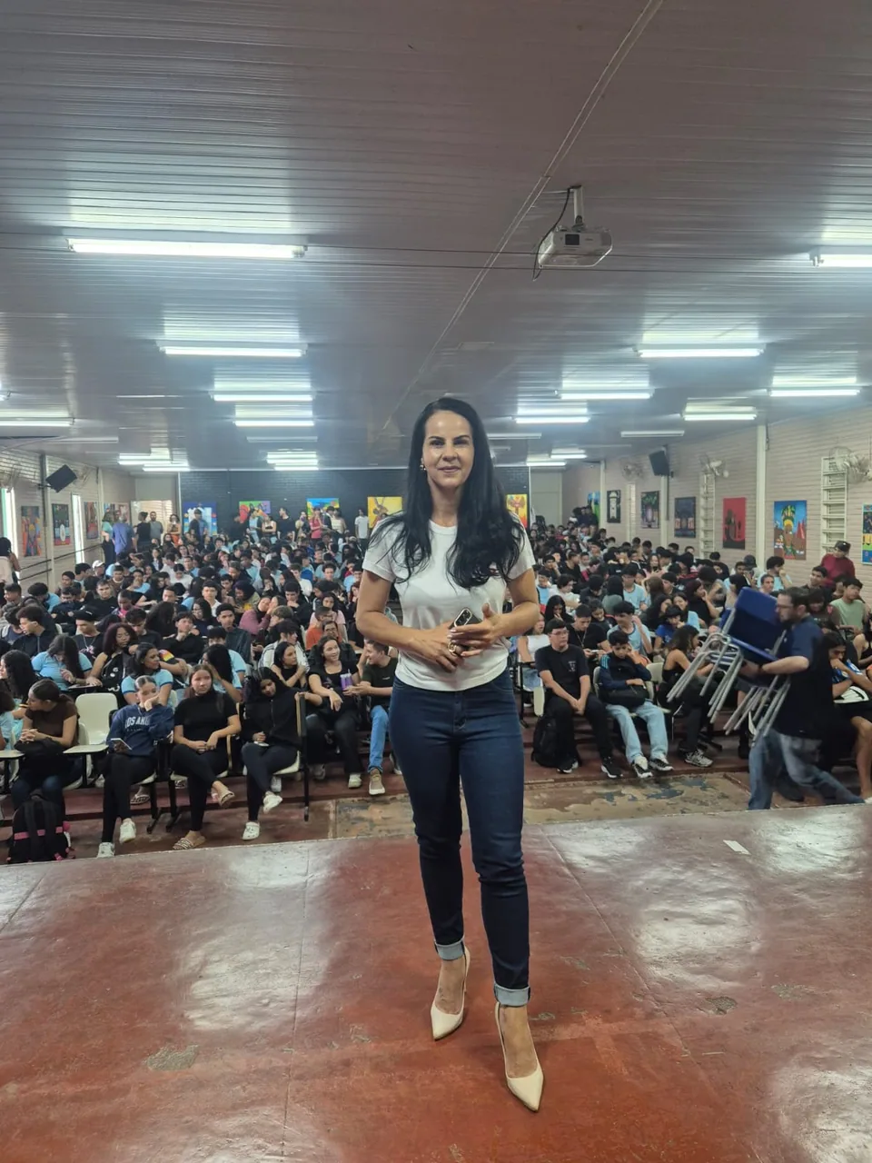 Dra. Genaina Morais em palestra diante de auditório