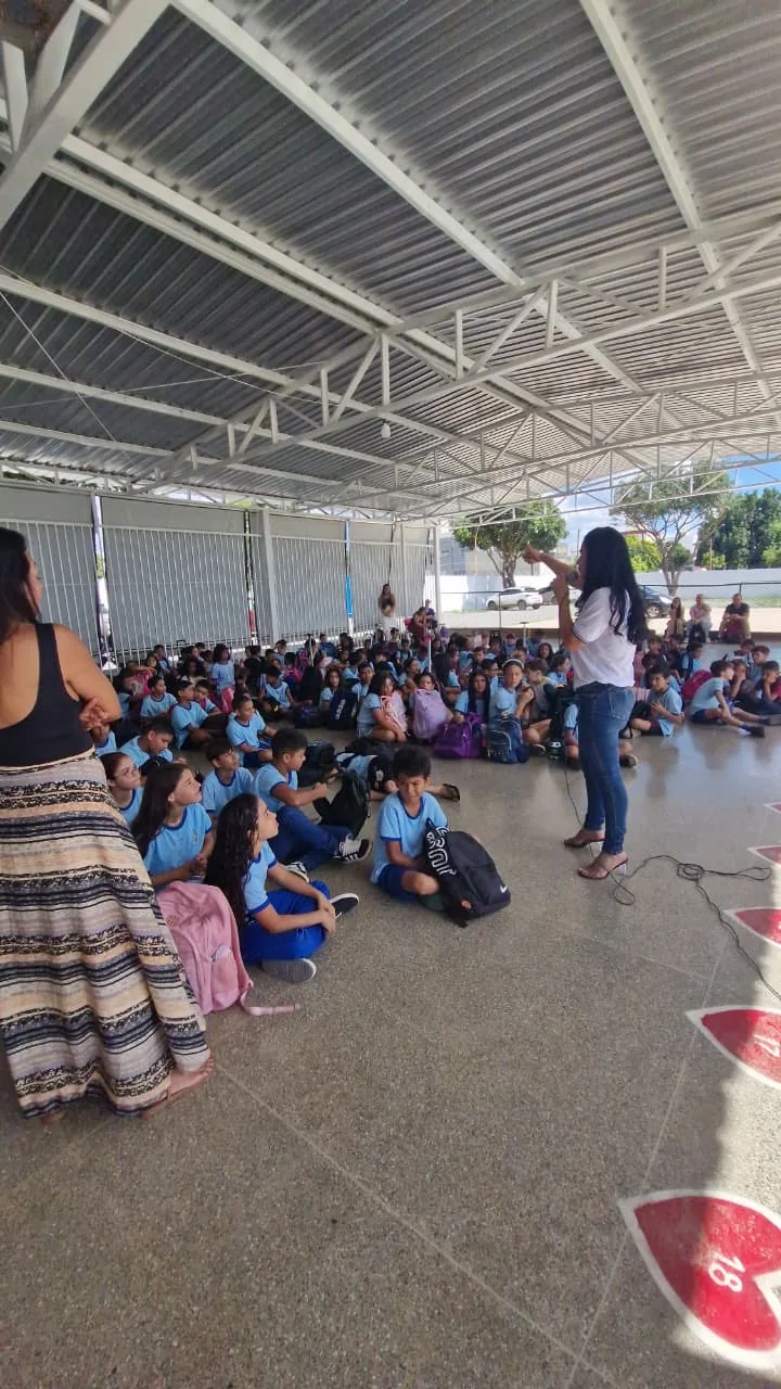 Dra. Genaina Morais em ação educativa diante de público