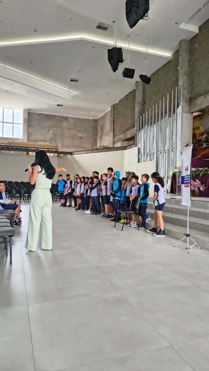 Dra. Genaina Morais em palestra em ambiente escolar
