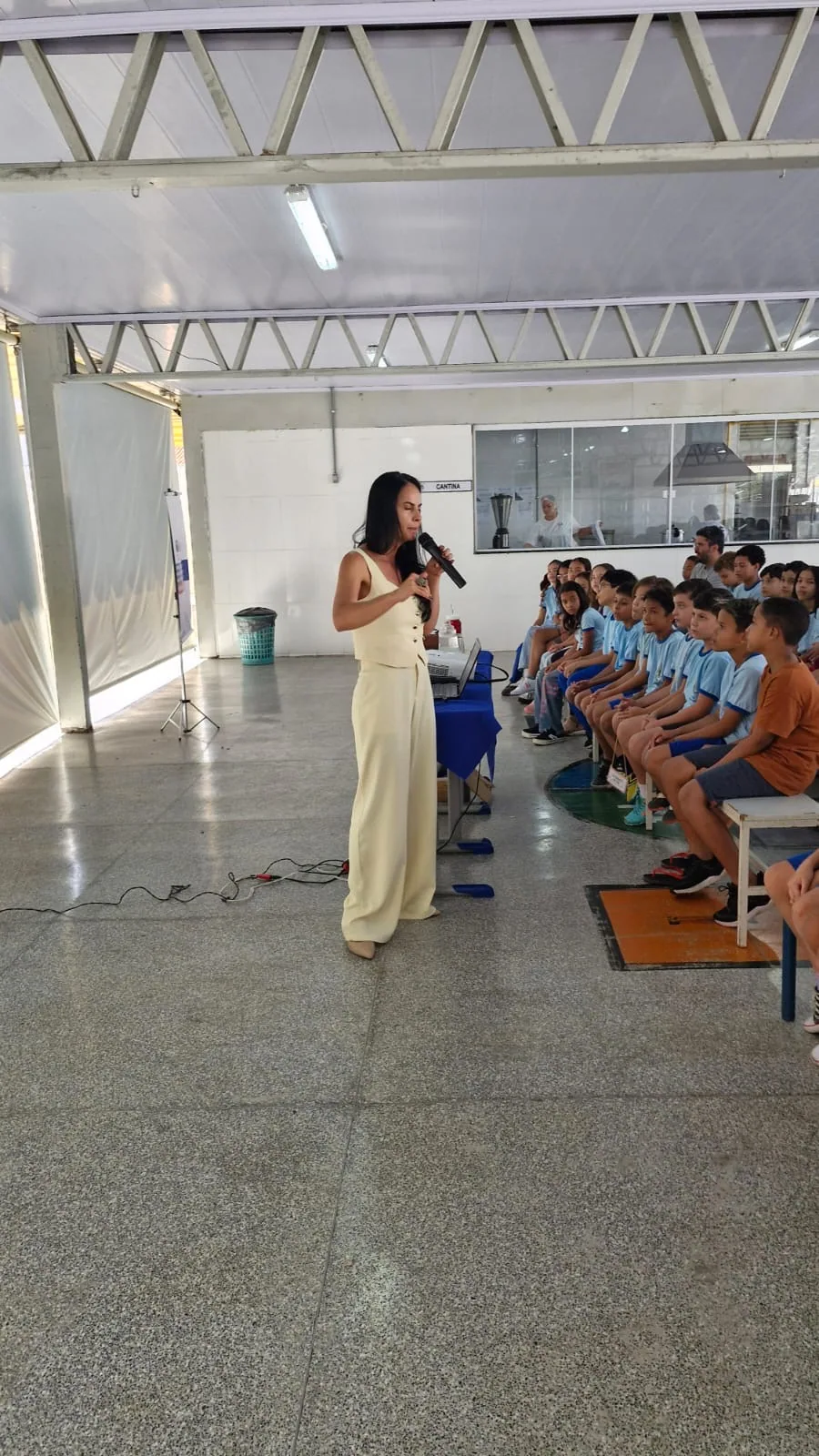 Dra. Genaina Morais em fala com participantes de atividade educativa